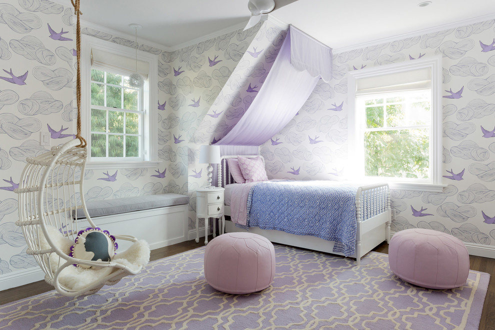 Idéer för mycket stora vintage flickrum kombinerat med sovrum och för 4-10-åringar, med vita väggar, mörkt trägolv och brunt golv