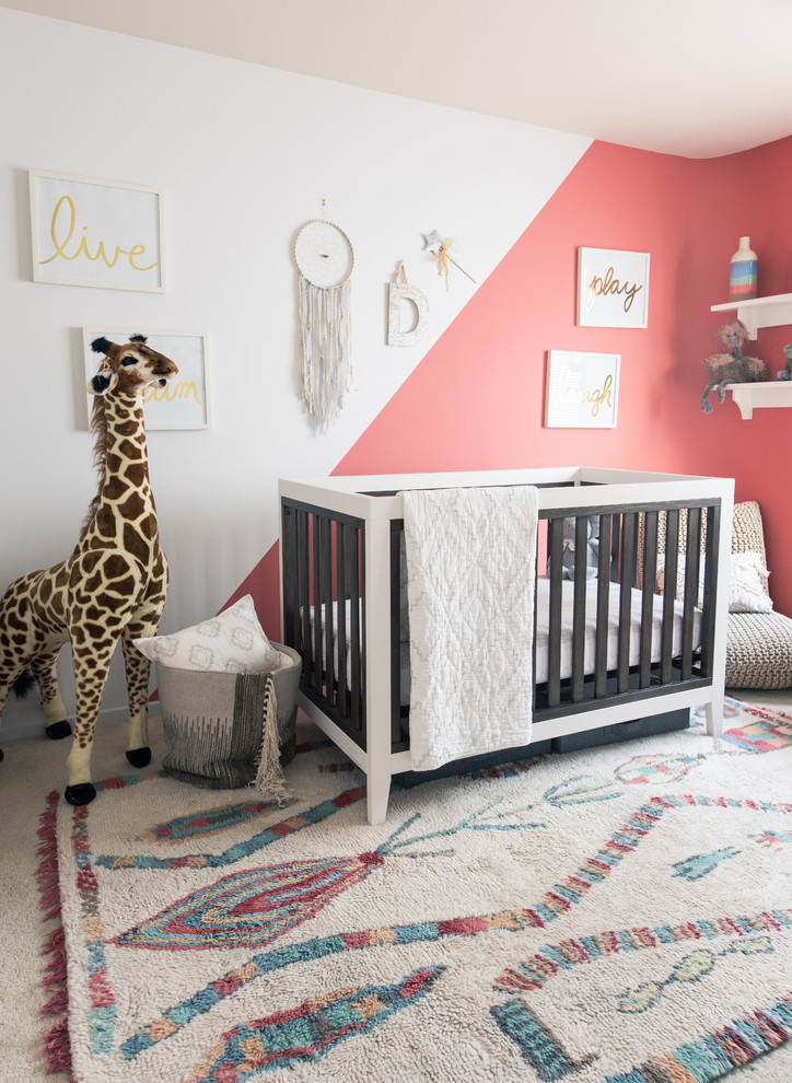 Kleines Klassisches Babyzimmer mit rosa Wandfarbe und Teppichboden in San Francisco