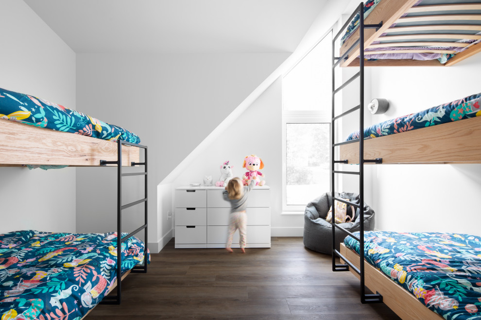 Идея дизайна: нейтральная детская в современном стиле с спальным местом, белыми стенами, темным паркетным полом, коричневым полом и сводчатым потолком