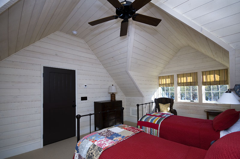 Bild på ett mellanstort lantligt könsneutralt tonårsrum kombinerat med sovrum, med vita väggar och heltäckningsmatta