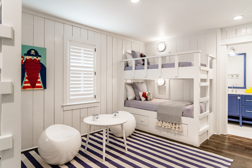 Maritimes Kinderzimmer mit Schlafplatz, weißer Wandfarbe, dunklem Holzboden und braunem Boden in Sonstige