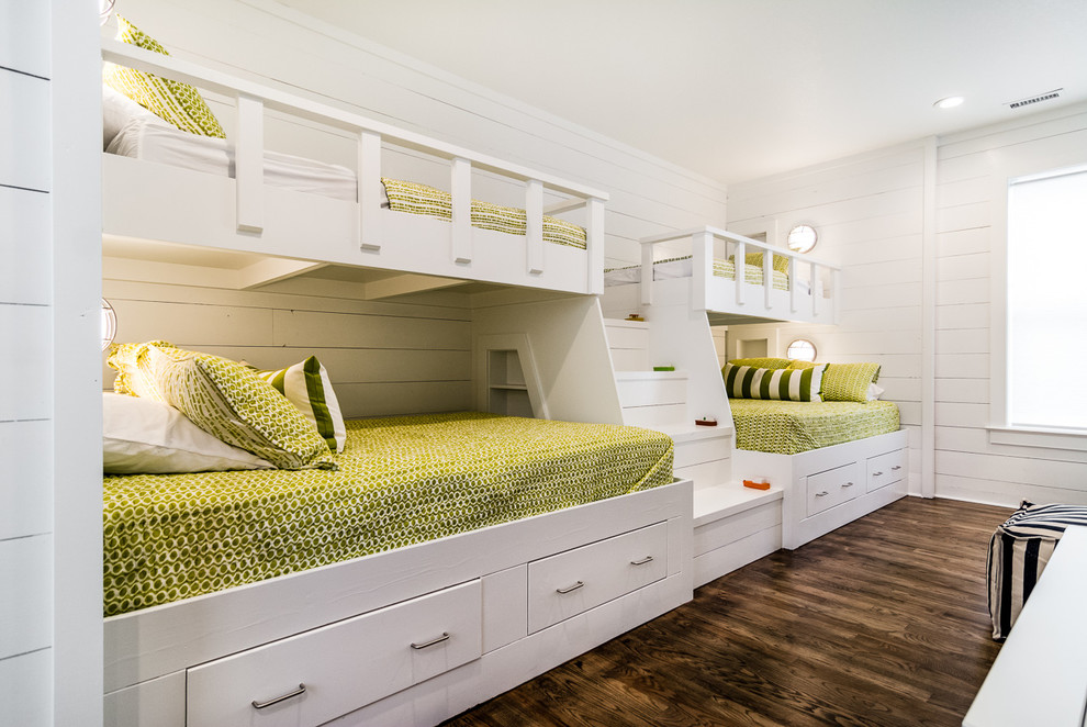 Foto di una cameretta da letto stile marino con pareti bianche, parquet scuro e pavimento marrone