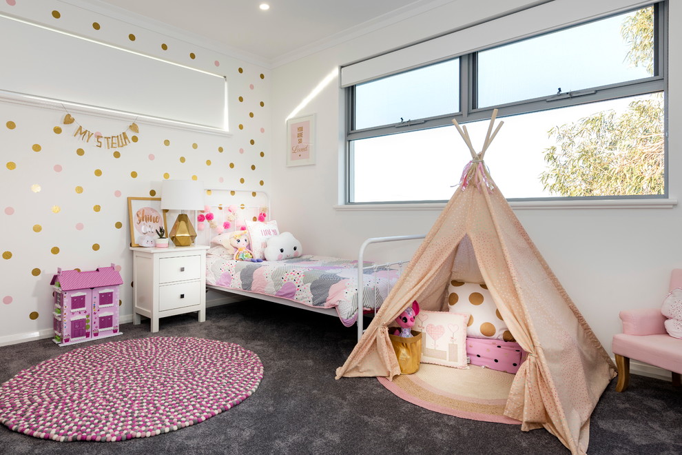Идея дизайна: детская среднего размера в современном стиле с спальным местом, белыми стенами и ковровым покрытием для ребенка от 4 до 10 лет, девочки
