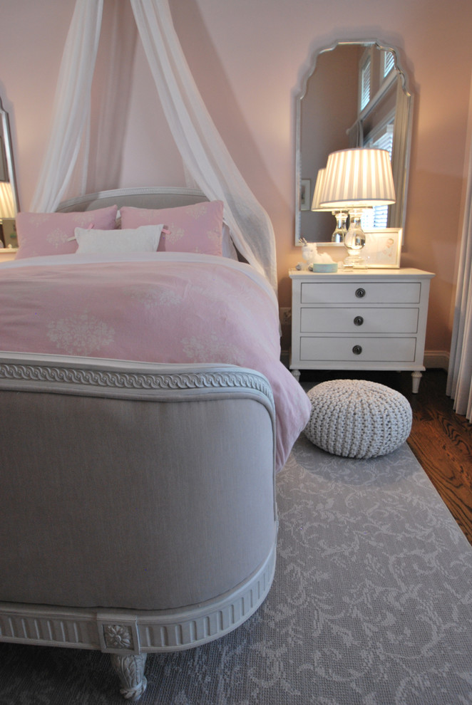 Diseño de dormitorio infantil de 4 a 10 años tradicional de tamaño medio con paredes rosas, suelo de madera en tonos medios y suelo marrón