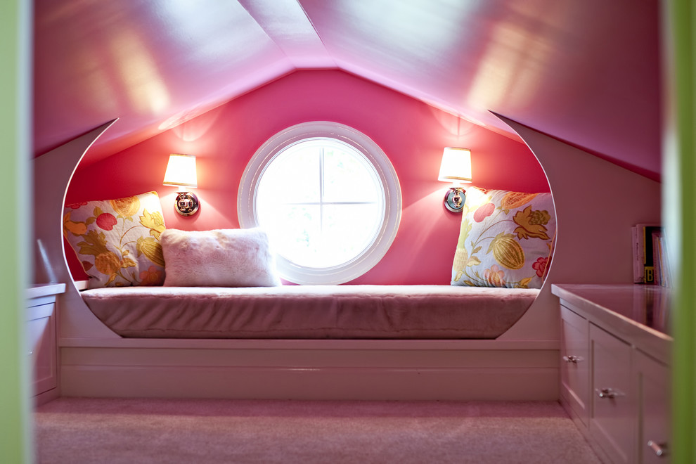 Inspiration för ett litet vintage flickrum kombinerat med lekrum och för 4-10-åringar, med rosa väggar och heltäckningsmatta