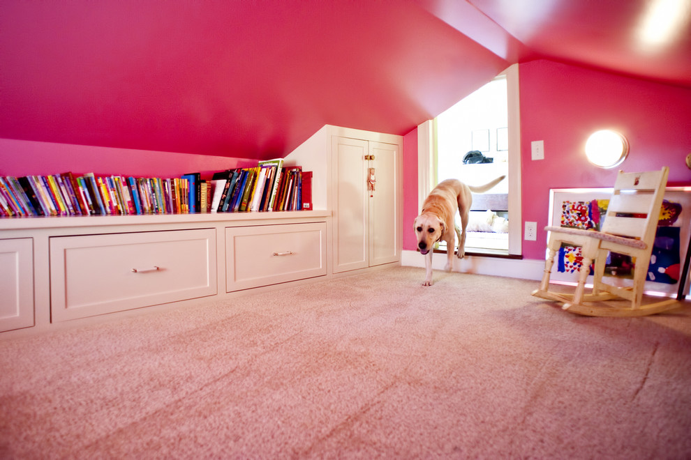 Idéer för ett litet klassiskt flickrum kombinerat med lekrum och för 4-10-åringar, med rosa väggar och heltäckningsmatta
