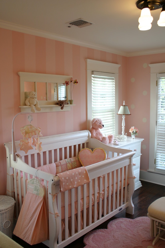 На фото: комната для малыша в классическом стиле с