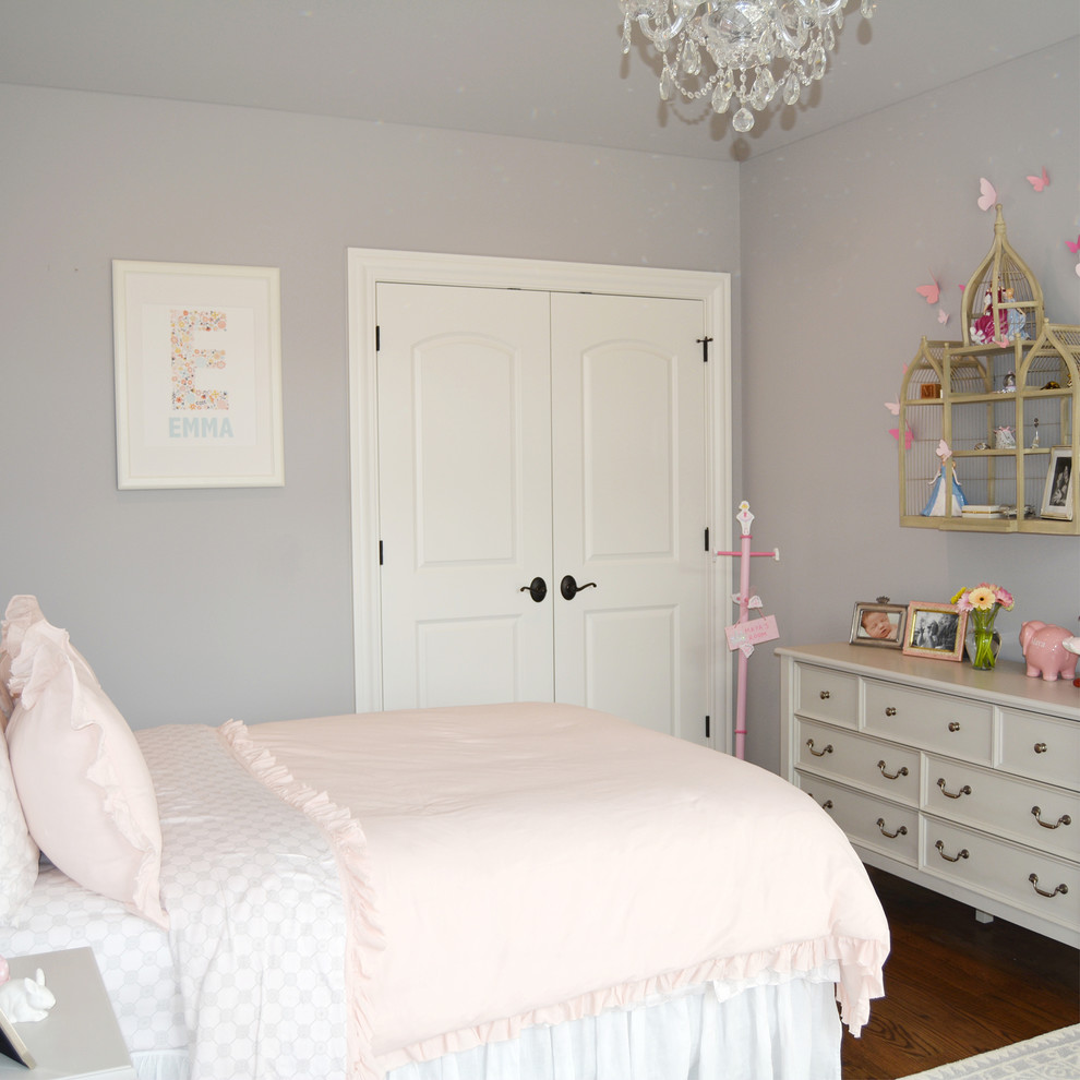 Design ideas for a traditional kids' bedroom in Chicago.