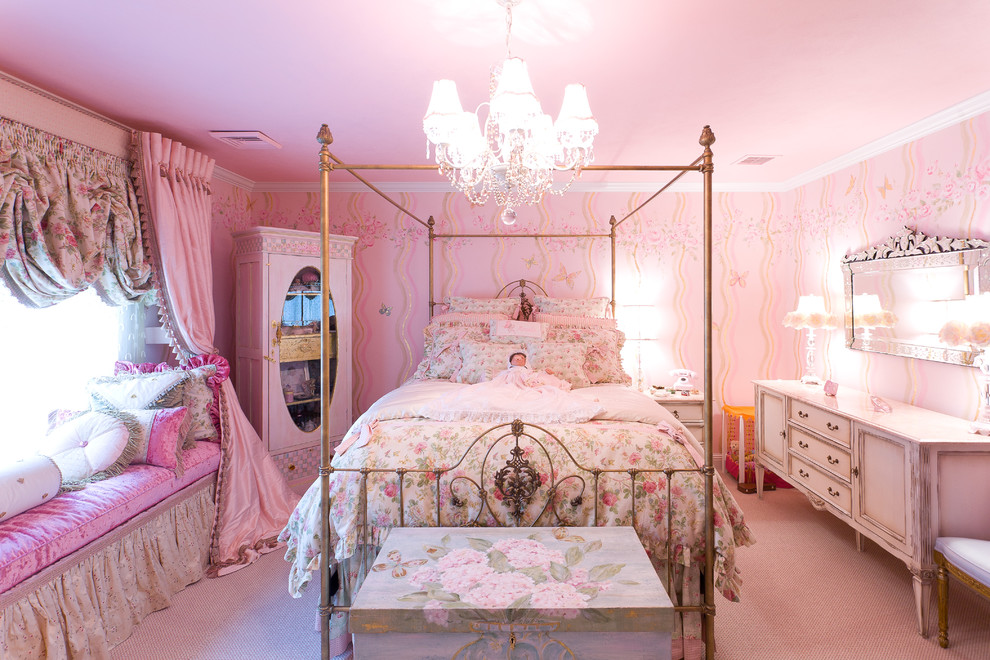 Inredning av ett klassiskt flickrum kombinerat med sovrum, med rosa väggar