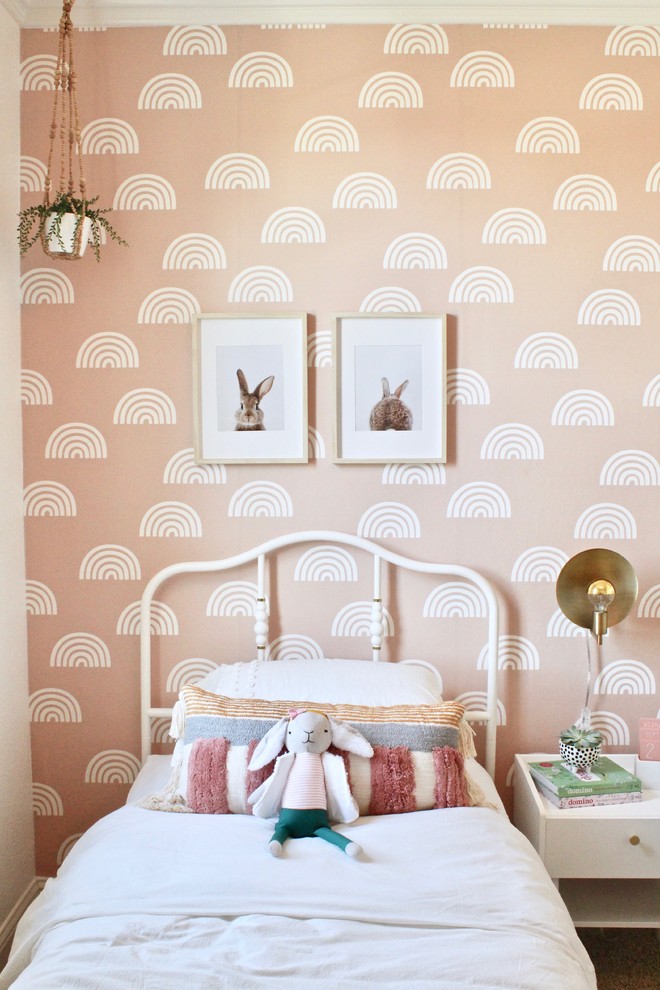 На фото: детская среднего размера в стиле неоклассика (современная классика) с спальным местом, розовыми стенами, ковровым покрытием и бежевым полом для ребенка от 4 до 10 лет, девочки