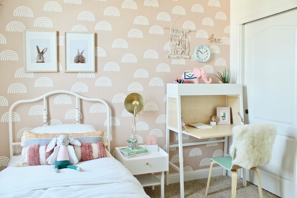 На фото: детская среднего размера в стиле неоклассика (современная классика) с спальным местом, розовыми стенами, ковровым покрытием и бежевым полом для ребенка от 4 до 10 лет, девочки с