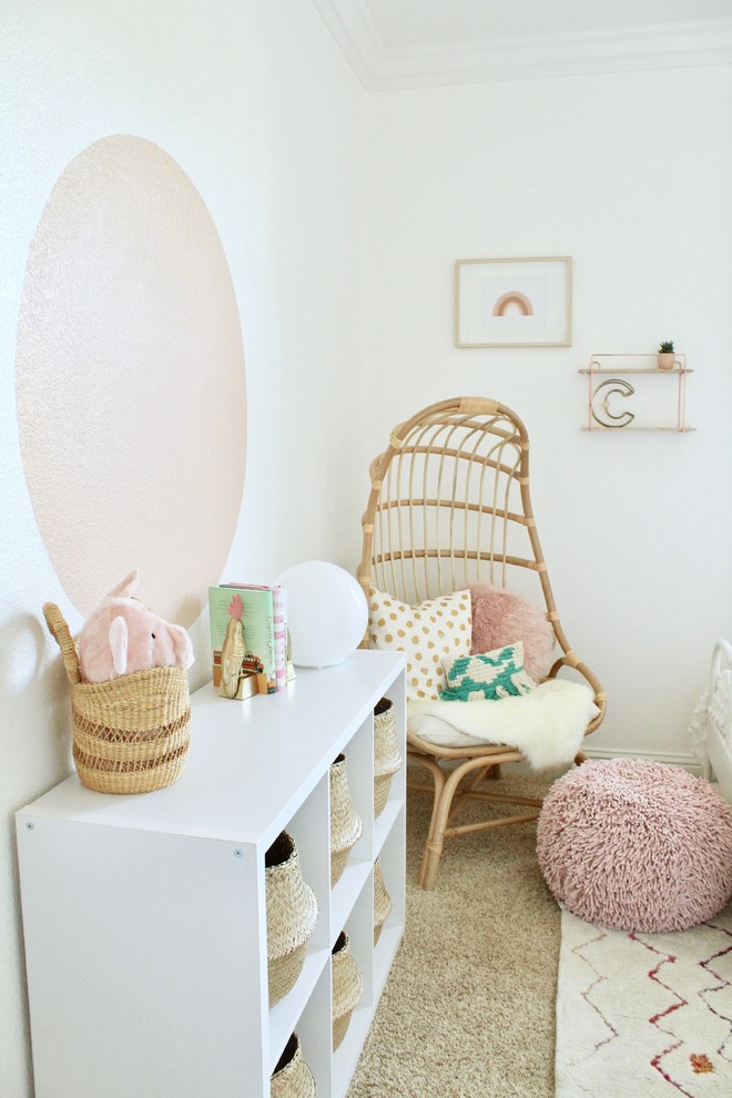 Foto di una cameretta per bambini da 4 a 10 anni tradizionale di medie dimensioni con pareti rosa, moquette e pavimento beige
