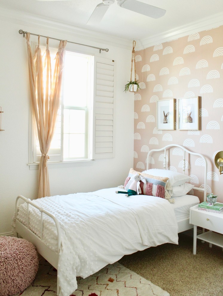 Ispirazione per una cameretta per bambini da 4 a 10 anni chic di medie dimensioni con pareti rosa, moquette e pavimento beige