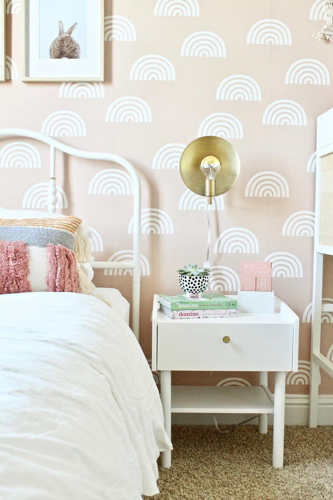 Пример оригинального дизайна: детская среднего размера в стиле неоклассика (современная классика) с спальным местом, розовыми стенами, ковровым покрытием и бежевым полом для ребенка от 4 до 10 лет, девочки