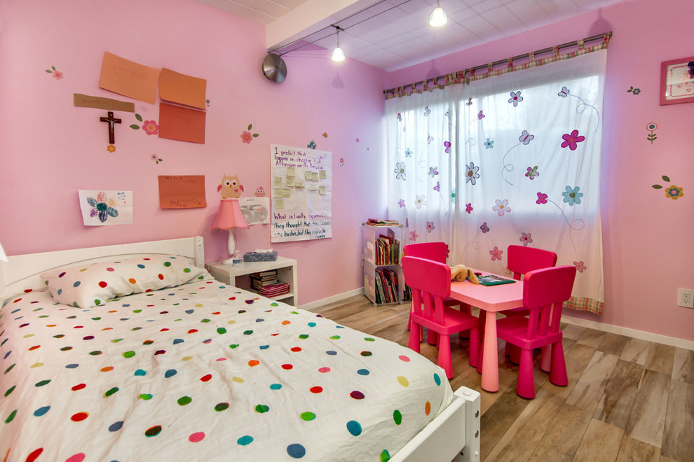 Свежая идея для дизайна: детская среднего размера в современном стиле с спальным местом и розовыми стенами для ребенка от 4 до 10 лет, девочки - отличное фото интерьера