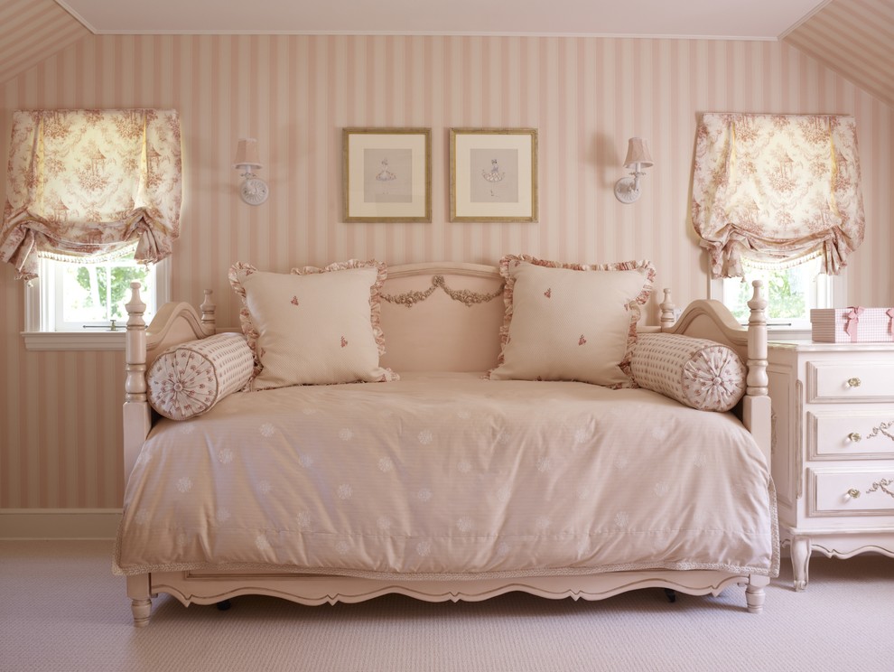 На фото: детская в классическом стиле с спальным местом, розовыми стенами и ковровым покрытием для ребенка от 4 до 10 лет, девочки с