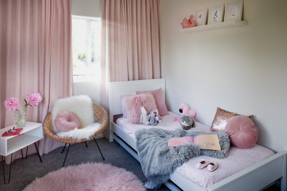 Idée de décoration pour une petite chambre d'enfant de 4 à 10 ans minimaliste avec un mur blanc, moquette et un sol gris.
