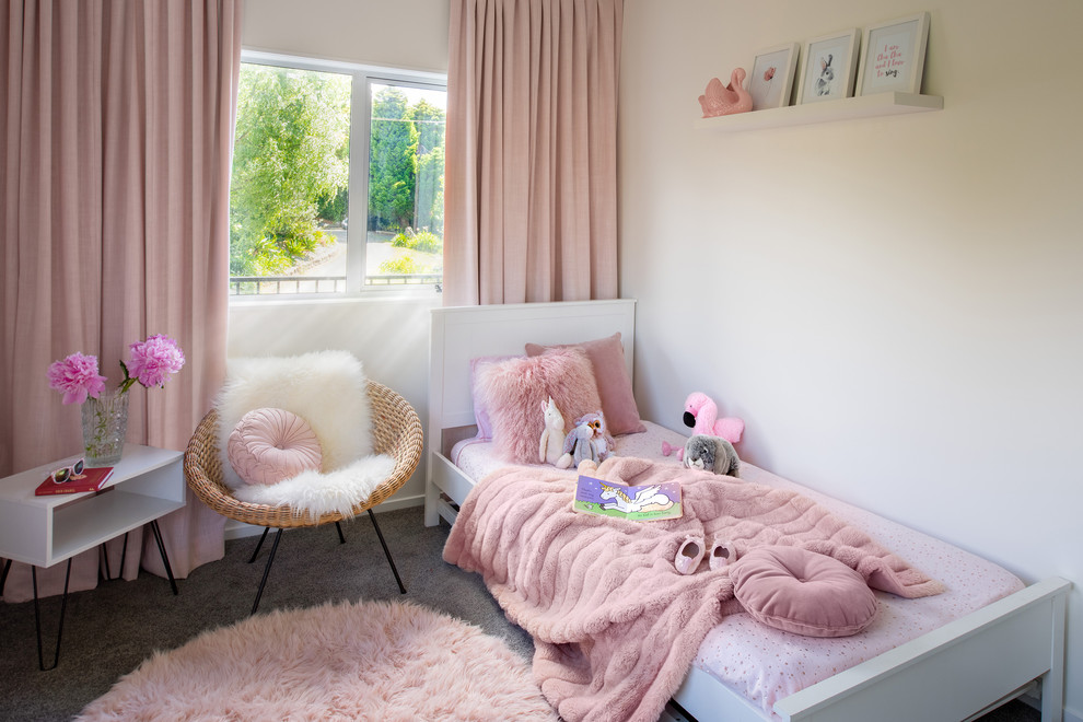 Idéer för små funkis flickrum kombinerat med sovrum och för 4-10-åringar, med vita väggar, heltäckningsmatta och grått golv