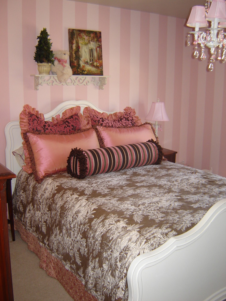 Idee per una cameretta per bambini tradizionale con pareti rosa e moquette