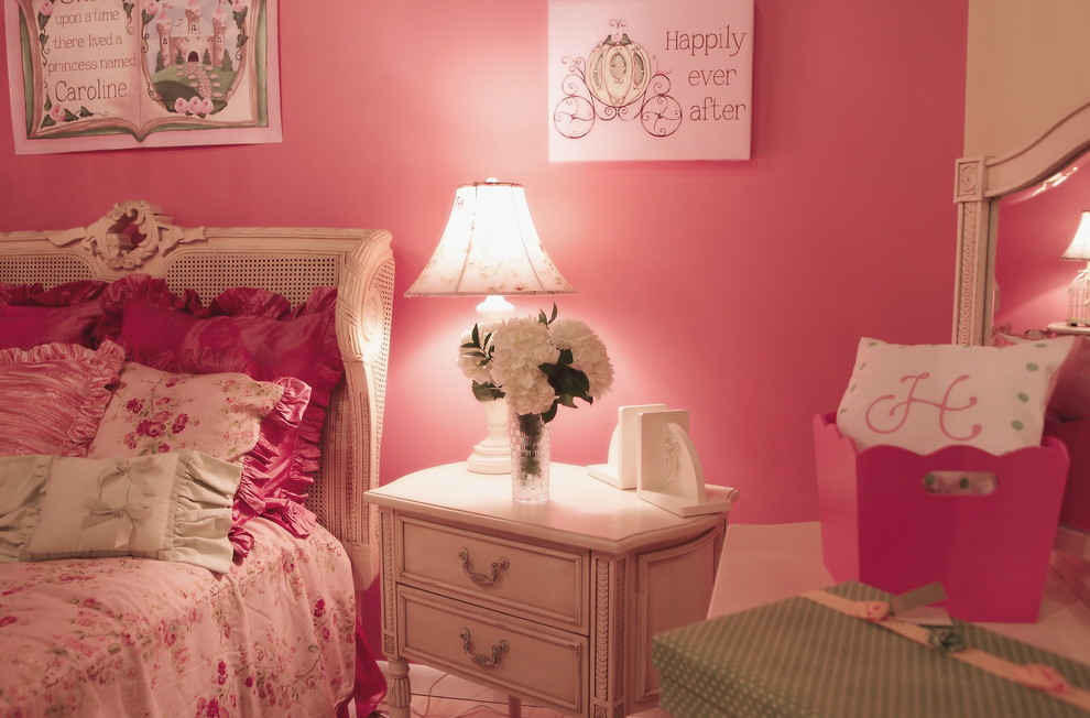 На фото: детская в стиле шебби-шик с спальным местом и розовыми стенами для ребенка от 4 до 10 лет, девочки с