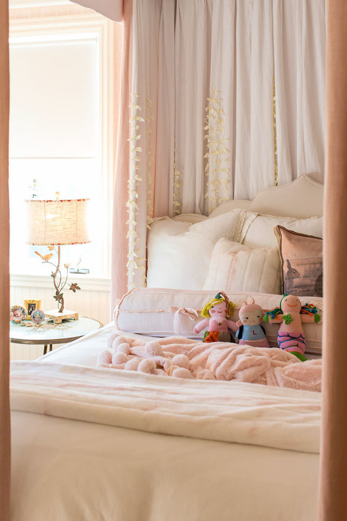 Modelo de dormitorio infantil de 4 a 10 años tradicional de tamaño medio con paredes rosas y suelo de madera en tonos medios
