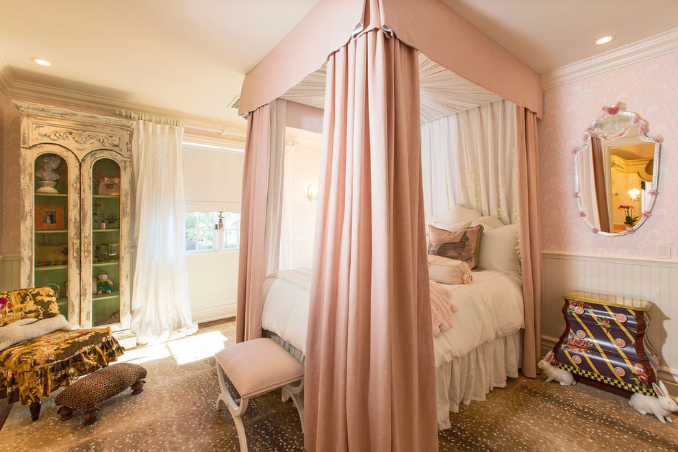 Inredning av ett klassiskt mellanstort flickrum kombinerat med sovrum och för 4-10-åringar, med rosa väggar och mellanmörkt trägolv