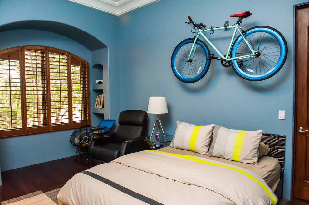 Foto på ett stort funkis barnrum kombinerat med sovrum, med blå väggar och mörkt trägolv