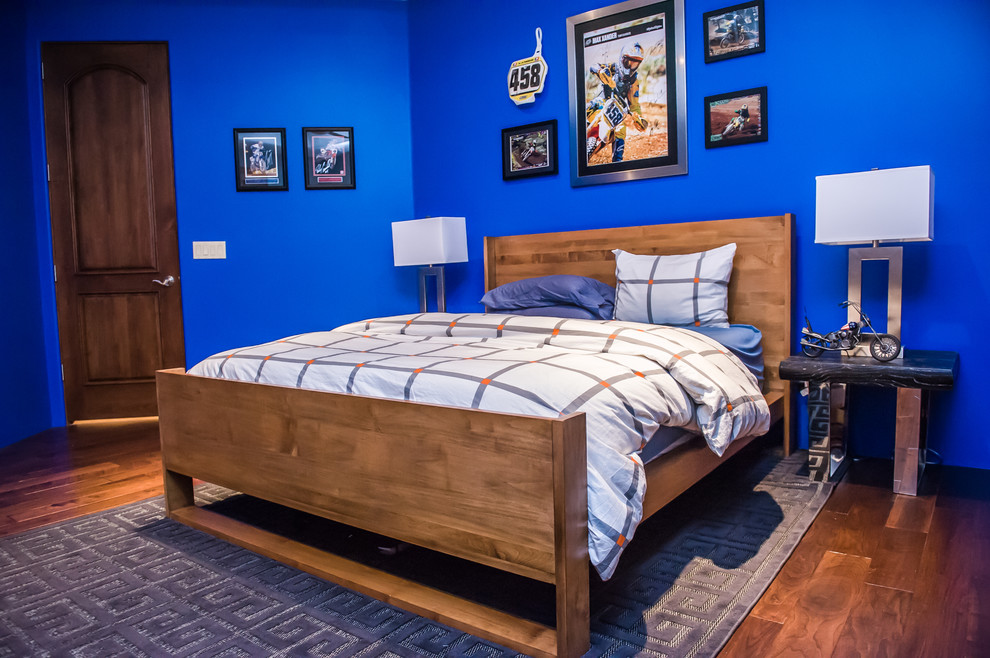 Esempio di una grande camera da letto moderna con pareti blu e parquet scuro