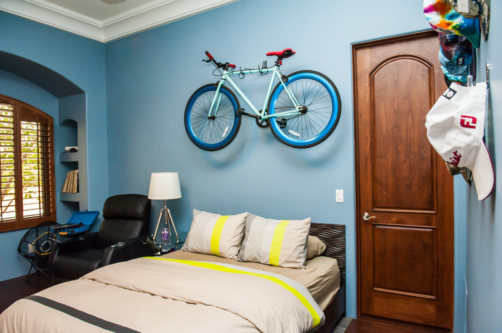 Cette photo montre une grande chambre d'enfant moderne avec un mur bleu et parquet foncé.