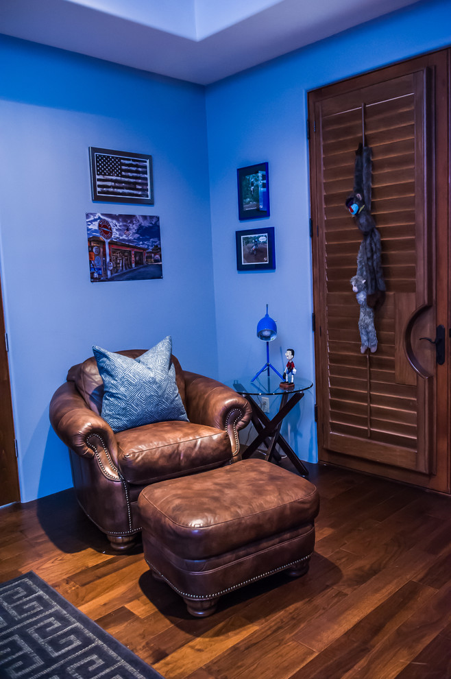 Imagen de dormitorio infantil minimalista grande con paredes azules y suelo de madera oscura