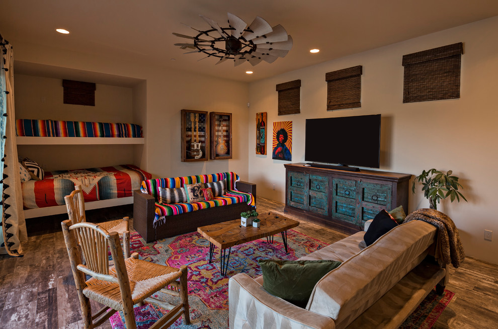 Exemple d'une grande chambre d'enfant sud-ouest américain avec un sol marron, un mur beige, parquet foncé et un lit superposé.