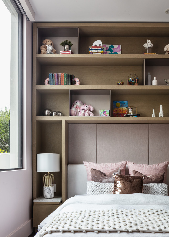 Modernes Mädchenzimmer mit Schlafplatz und weißer Wandfarbe in Austin