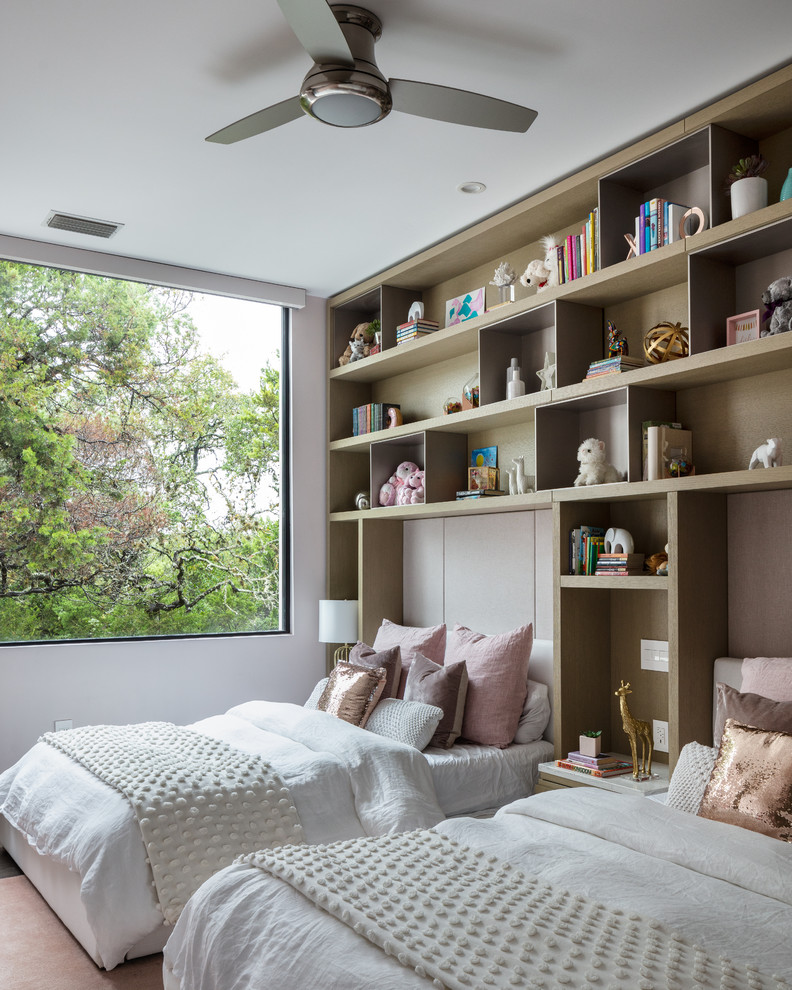 Modern inredning av ett flickrum kombinerat med sovrum och för 4-10-åringar, med vita väggar