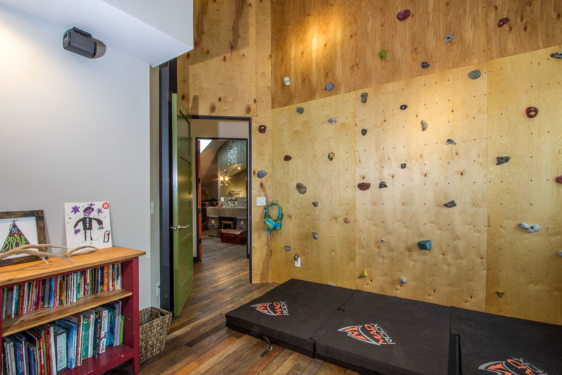 Foto de dormitorio infantil de 4 a 10 años urbano de tamaño medio con paredes marrones y suelo de madera en tonos medios