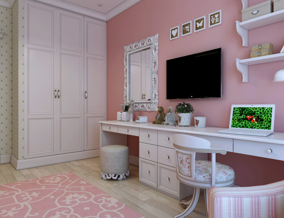 Inspiration för klassiska flickrum kombinerat med skrivbord och för 4-10-åringar, med rosa väggar och ljust trägolv