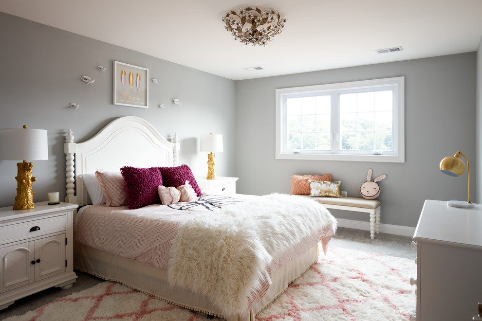 Bild på ett vintage flickrum kombinerat med sovrum och för 4-10-åringar, med grå väggar, heltäckningsmatta och grått golv