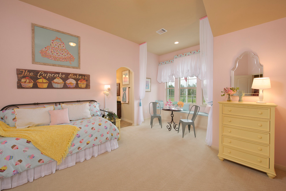 Cette photo montre une chambre de fille chic avec un mur rose et moquette.