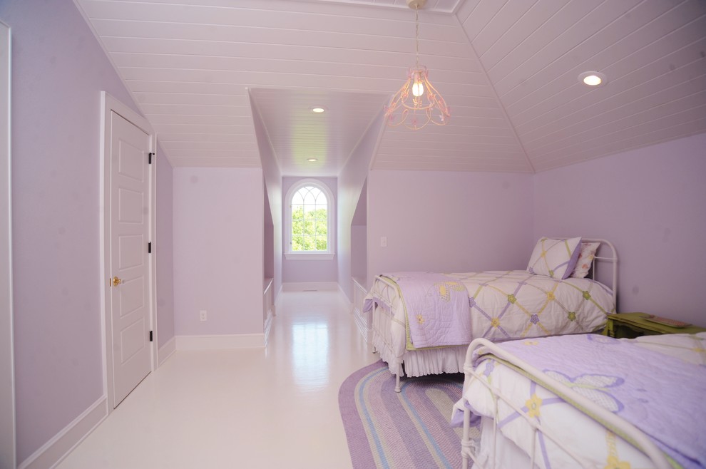 Diseño de dormitorio infantil de 4 a 10 años tradicional grande con paredes púrpuras, suelo de madera pintada y suelo blanco