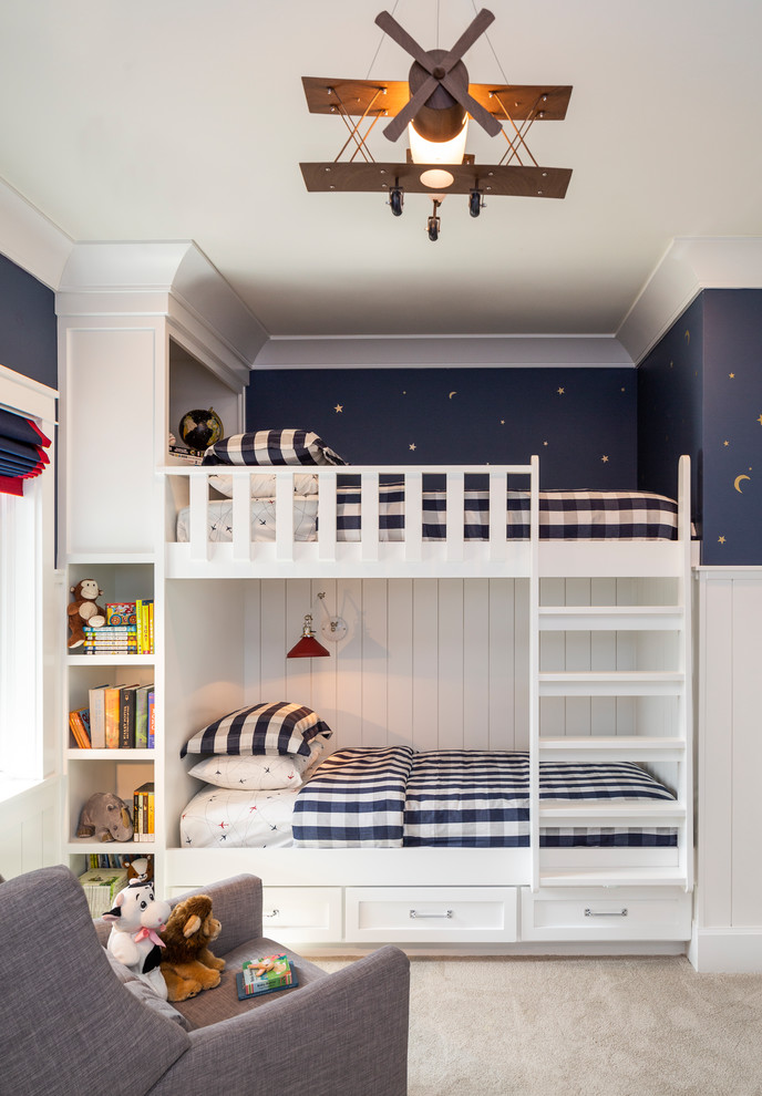 デンバーにある高級な広いトランジショナルスタイルのおしゃれな子供部屋 (白い壁、カーペット敷き、ベージュの床、児童向け、二段ベッド) の写真
