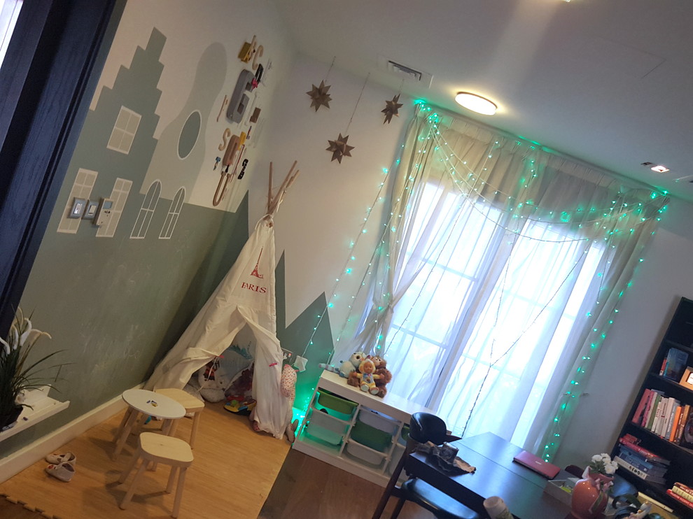 Réalisation d'une petite chambre d'enfant de 1 à 3 ans minimaliste avec un mur vert.