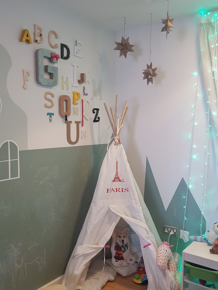 Cette image montre une petite chambre d'enfant de 1 à 3 ans minimaliste avec un mur vert.