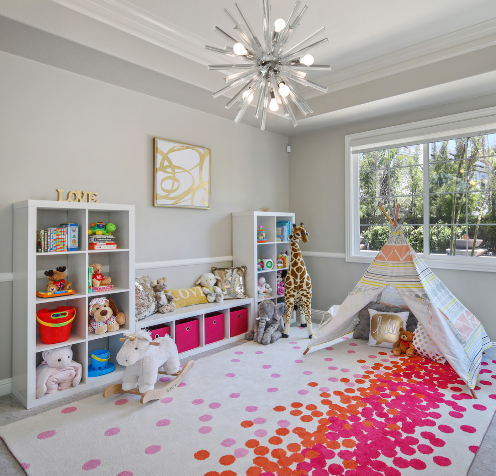 Großes Klassisches Mädchenzimmer mit Spielecke, grauer Wandfarbe, Teppichboden und grauem Boden in Orange County