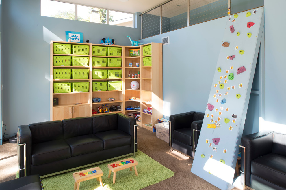 Idéer för funkis könsneutrala barnrum kombinerat med lekrum och för 4-10-åringar, med blå väggar och heltäckningsmatta