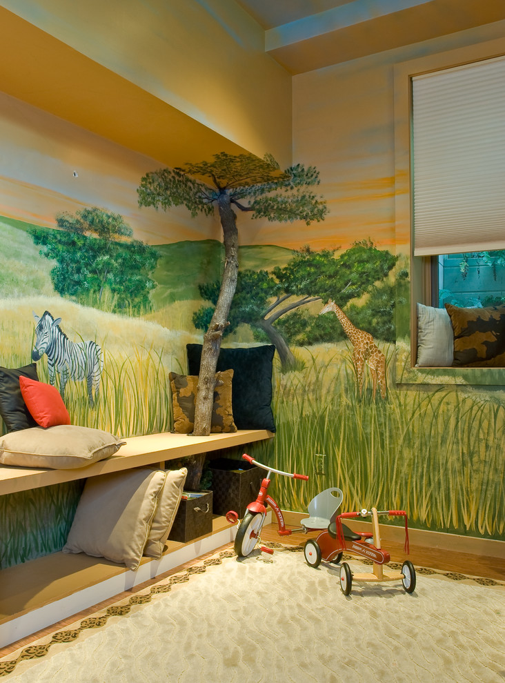 Foto de dormitorio infantil de 4 a 10 años ecléctico de tamaño medio con paredes multicolor y suelo de madera clara