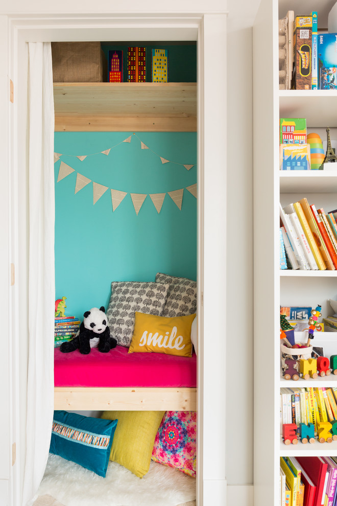 Idées déco pour une petite chambre d'enfant de 4 à 10 ans éclectique avec un mur bleu.