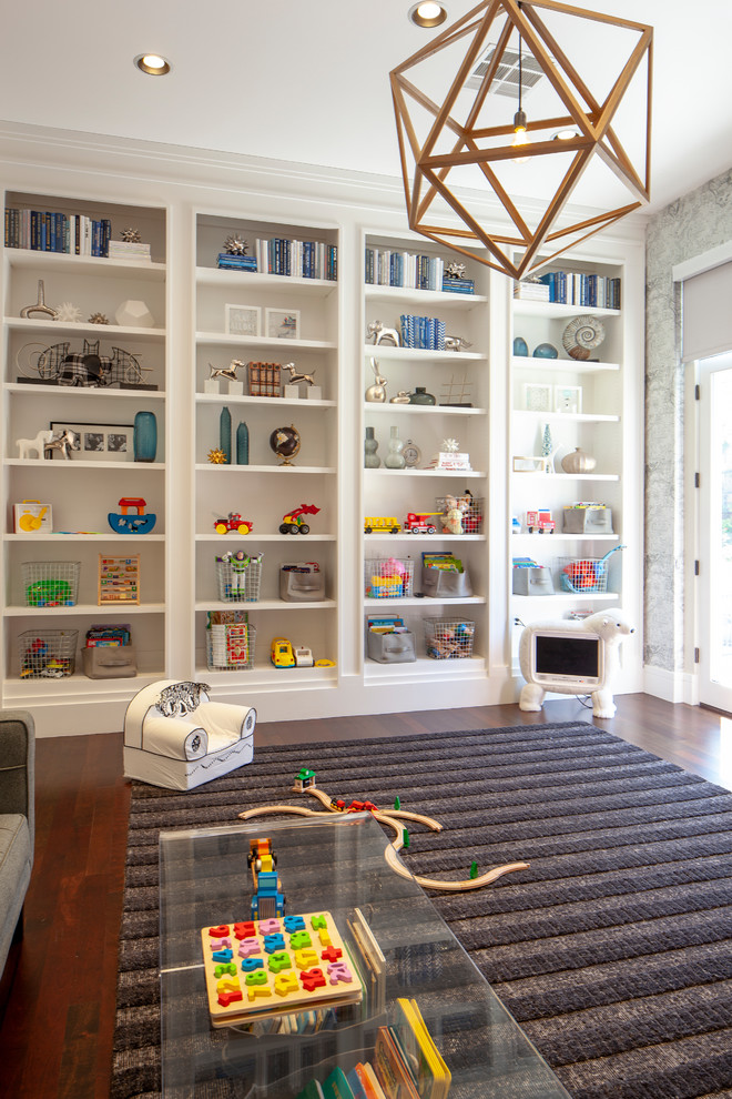 Mittelgroßes, Neutrales Modernes Kinderzimmer mit Spielecke, weißer Wandfarbe, dunklem Holzboden und braunem Boden in Orange County