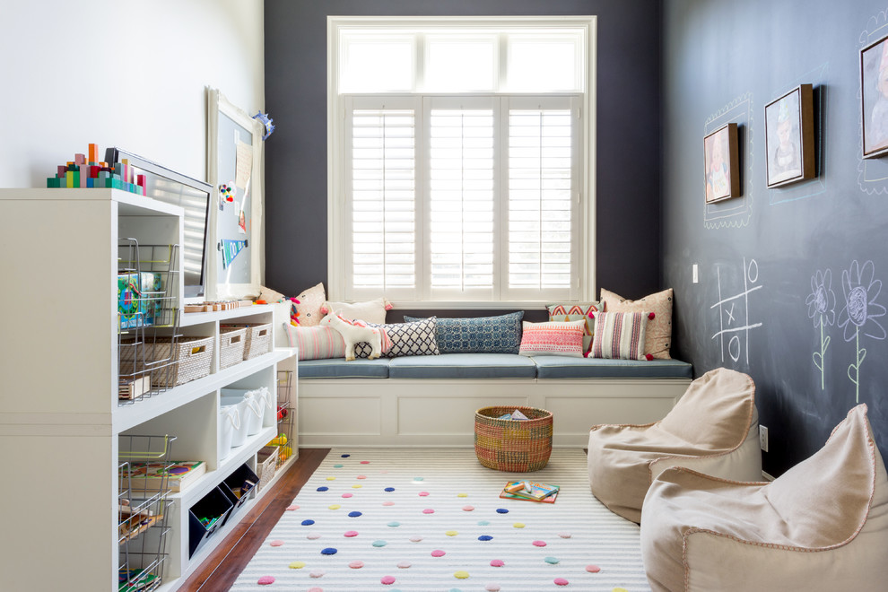 Esempio di una cameretta per bambini da 4 a 10 anni tradizionale di medie dimensioni con pareti nere, parquet scuro e pavimento marrone