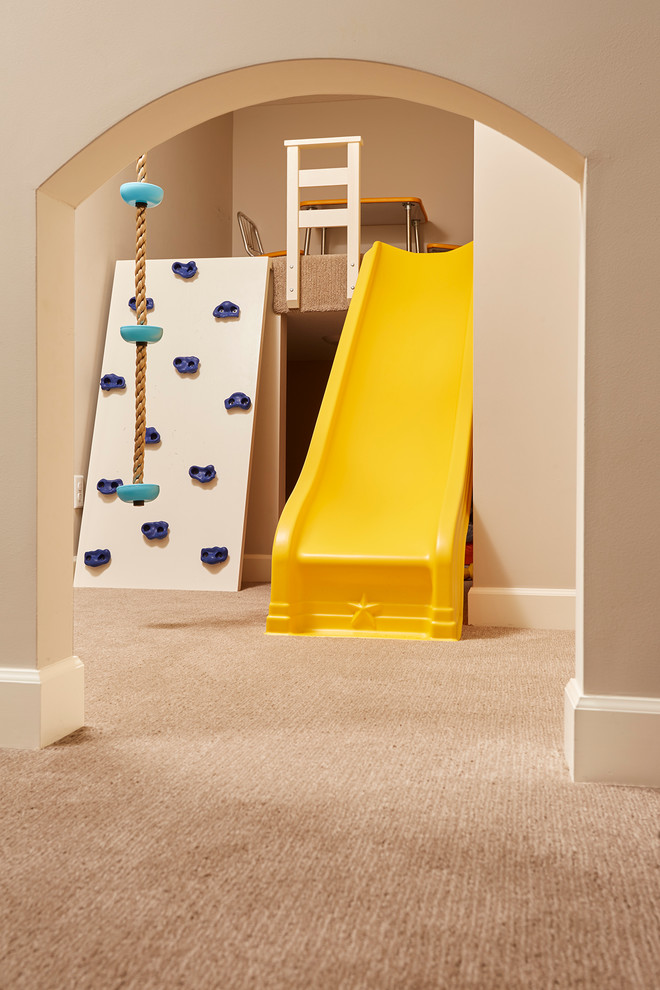 Idéer för ett mellanstort klassiskt barnrum kombinerat med lekrum, med beige väggar och heltäckningsmatta