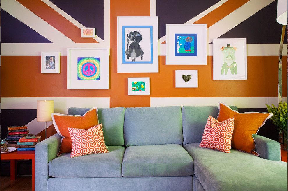 Exemple d'une grande chambre d'enfant éclectique avec un mur multicolore, un sol en bois brun et un sol marron.