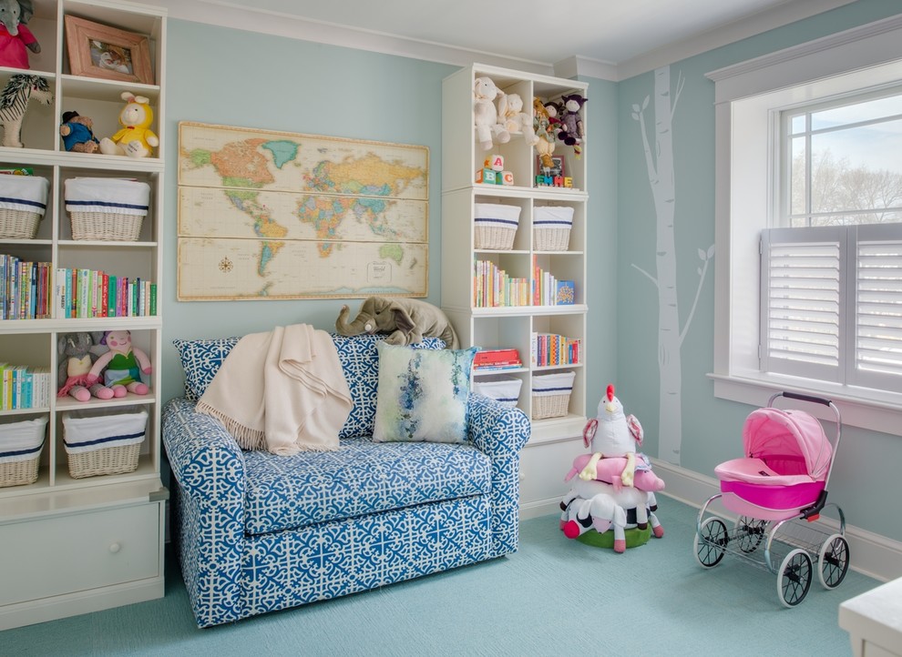 Стильный дизайн: нейтральная детская с игровой среднего размера в классическом стиле с синими стенами и ковровым покрытием для ребенка от 1 до 3 лет - последний тренд